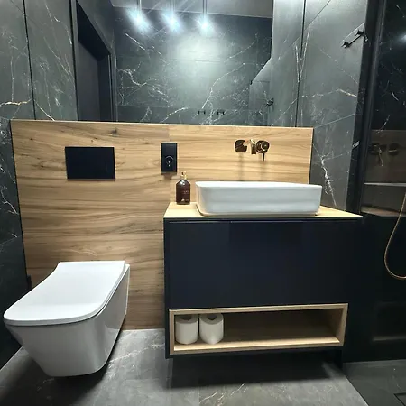 Deluxe Industrial Apartment Free Parking, Swimming Pool, Sauna & Gym *