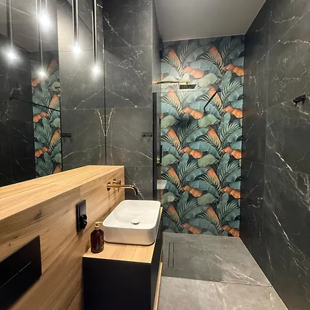 Deluxe Industrial Apartment Free Parking, Swimming Pool, Sauna & Gym * Krakow
