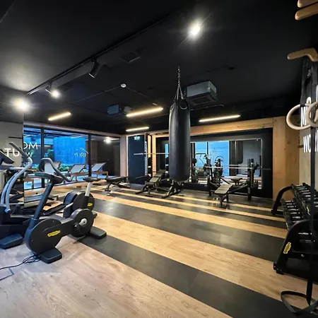Apartment Deluxe Industrial Apartment Free Parking, Swimming Pool, Sauna & Gym