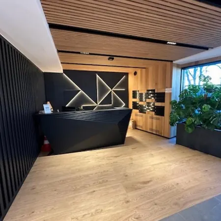 Deluxe Industrial Apartment Free Parking, Swimming Pool, Sauna & Gym *