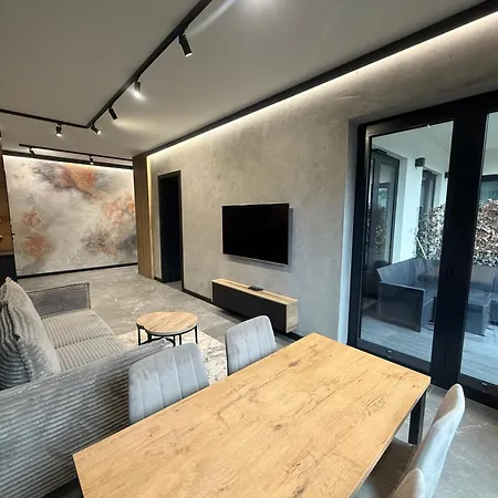Deluxe Industrial Apartment Free Parking, Swimming Pool, Sauna & Gym Apartment *