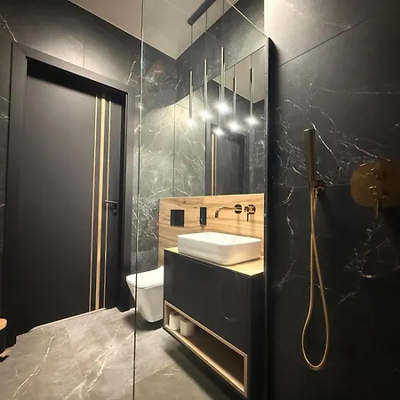 Deluxe Industrial Apartment Free Parking, Swimming Pool, Sauna & Gym Apartment