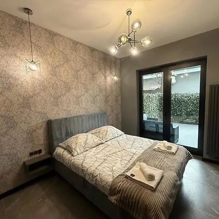 Deluxe Industrial Apartment Free Parking, Swimming Pool, Sauna & Gym