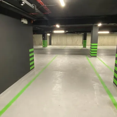 Deluxe Industrial Apartment Free Parking, Swimming Pool, Sauna & Gym *