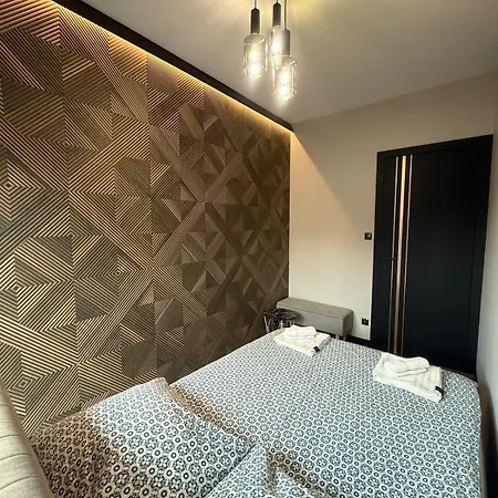 Deluxe Industrial Apartment Free Parking, Swimming Pool, Sauna & Gym