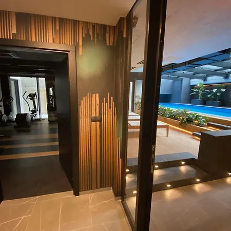 Deluxe Industrial Apartment Free Parking, Swimming Pool, Sauna & Gym