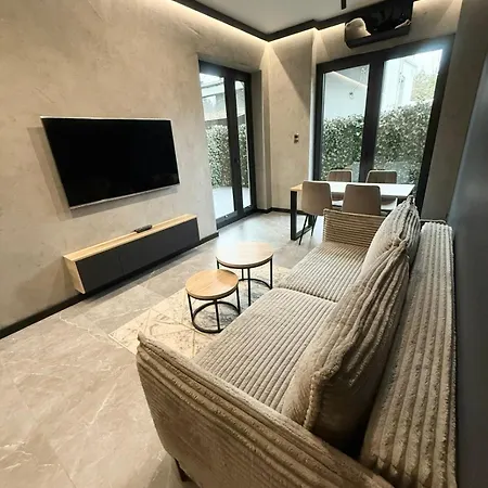 Deluxe Industrial Apartment Free Parking, Swimming Pool, Sauna & Gym *