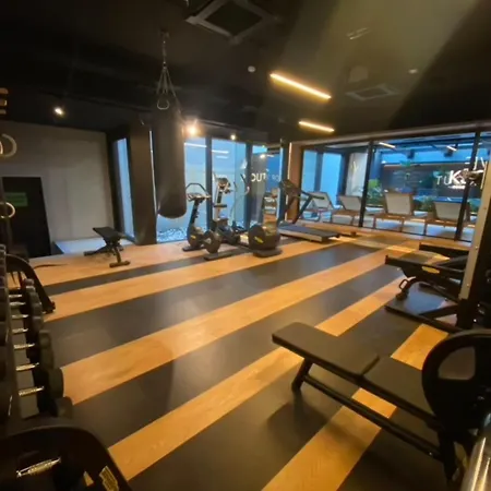 Deluxe Industrial Apartment Free Parking, Swimming Pool, Sauna & Gym