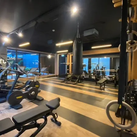 Apartment Deluxe Industrial Apartment Free Parking, Swimming Pool, Sauna & Gym