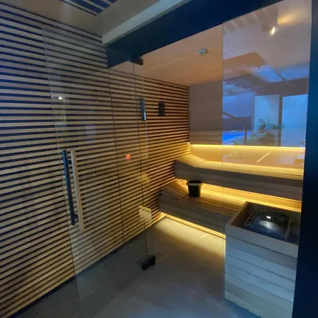 Deluxe Industrial Apartment Free Parking, Swimming Pool, Sauna & Gym Apartment