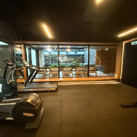 Deluxe Industrial Apartment Free Parking, Swimming Pool, Sauna & Gym