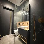 Deluxe Industrial Free Parking Apartment