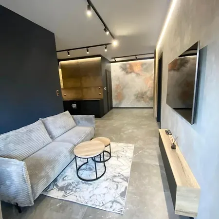 Deluxe Industrial Free Parking, Swimming Pool, Sauna & Gym Apartment *